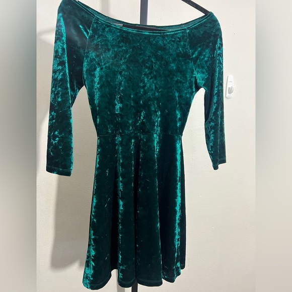 Forever 21 Green Crushed Velvet Off-Shoulder Mini Dress - Picture 3 of 5